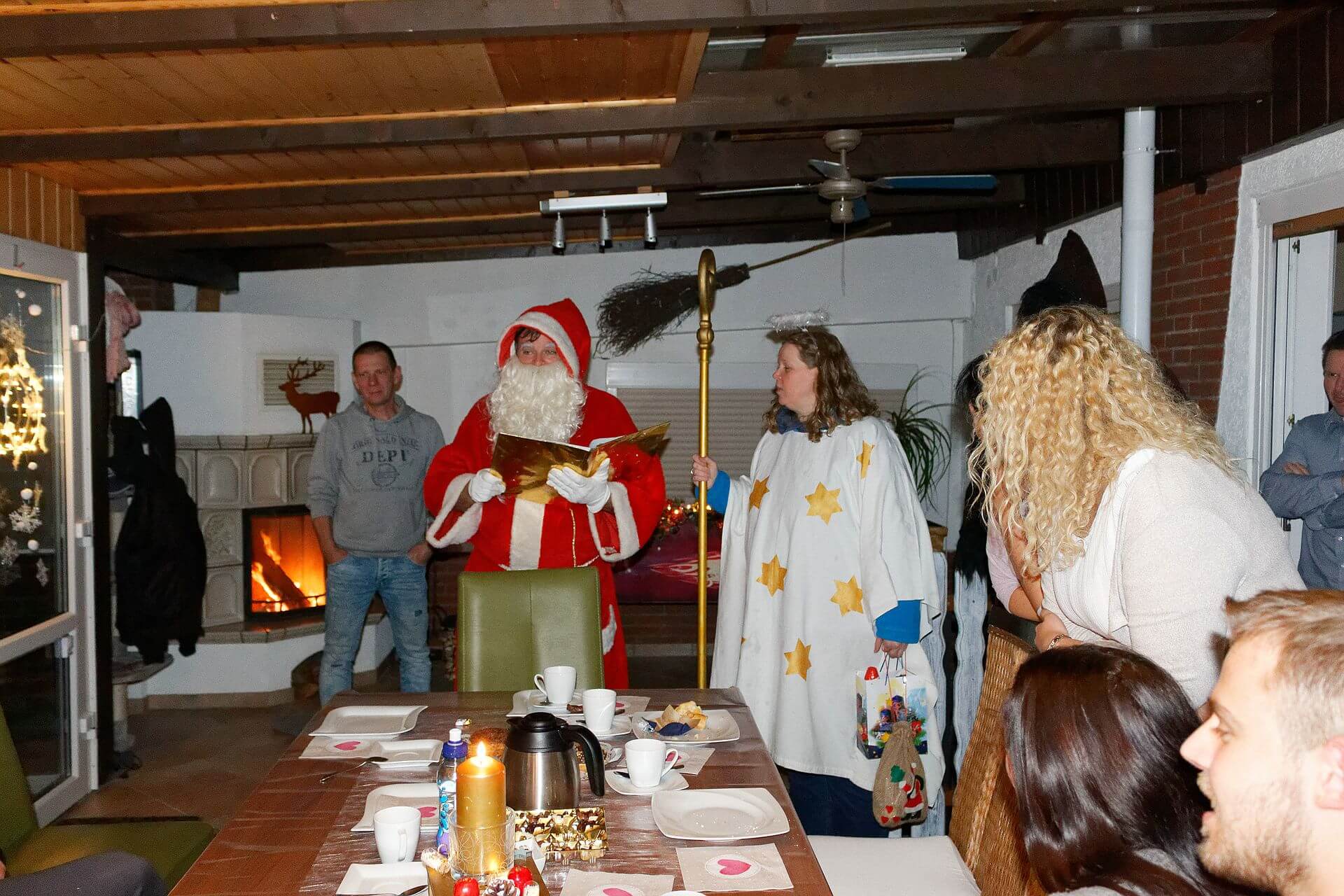 Der Nikolaus Geht Von Haus Zu Haus